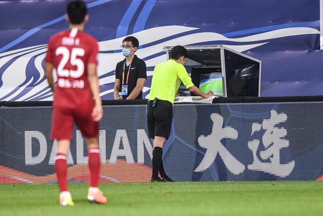 西超杯-莱万亚马尔破门 巴萨2-0进决赛会师皇马